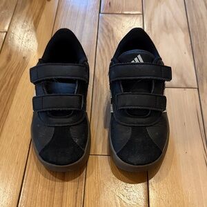 Size 10k adidas Kids Black Velcro Strap Sneakers